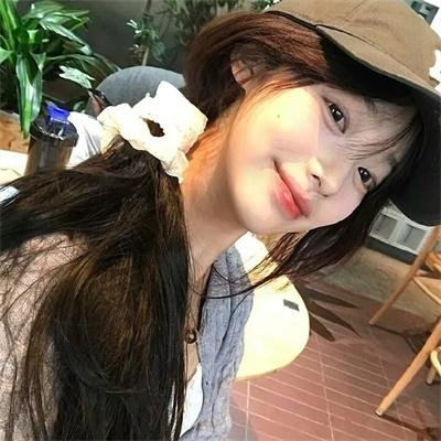 院子里的女人